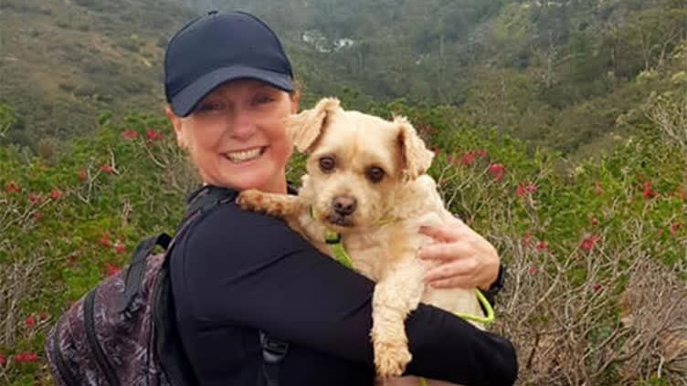 MJ和她的狗比利一起徒步旅行。