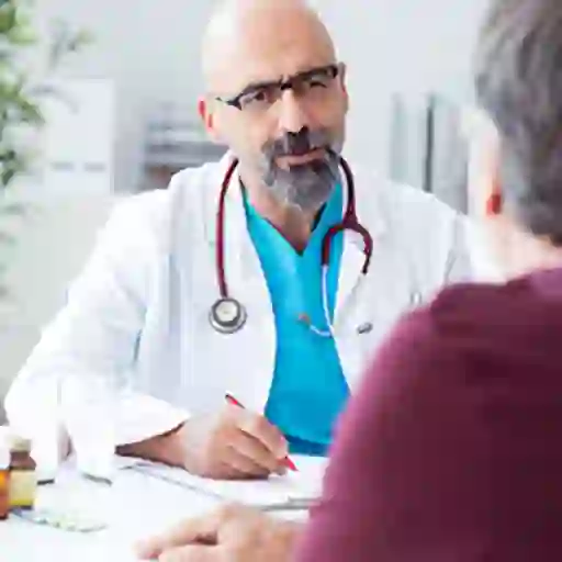 医生和病人交谈。