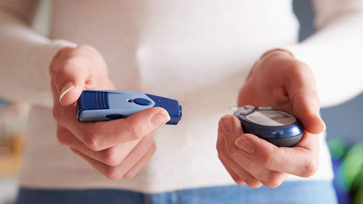 糖尿病妇女检查她的血糖水平。