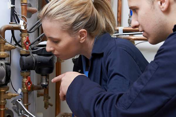 锅炉上的水管工。