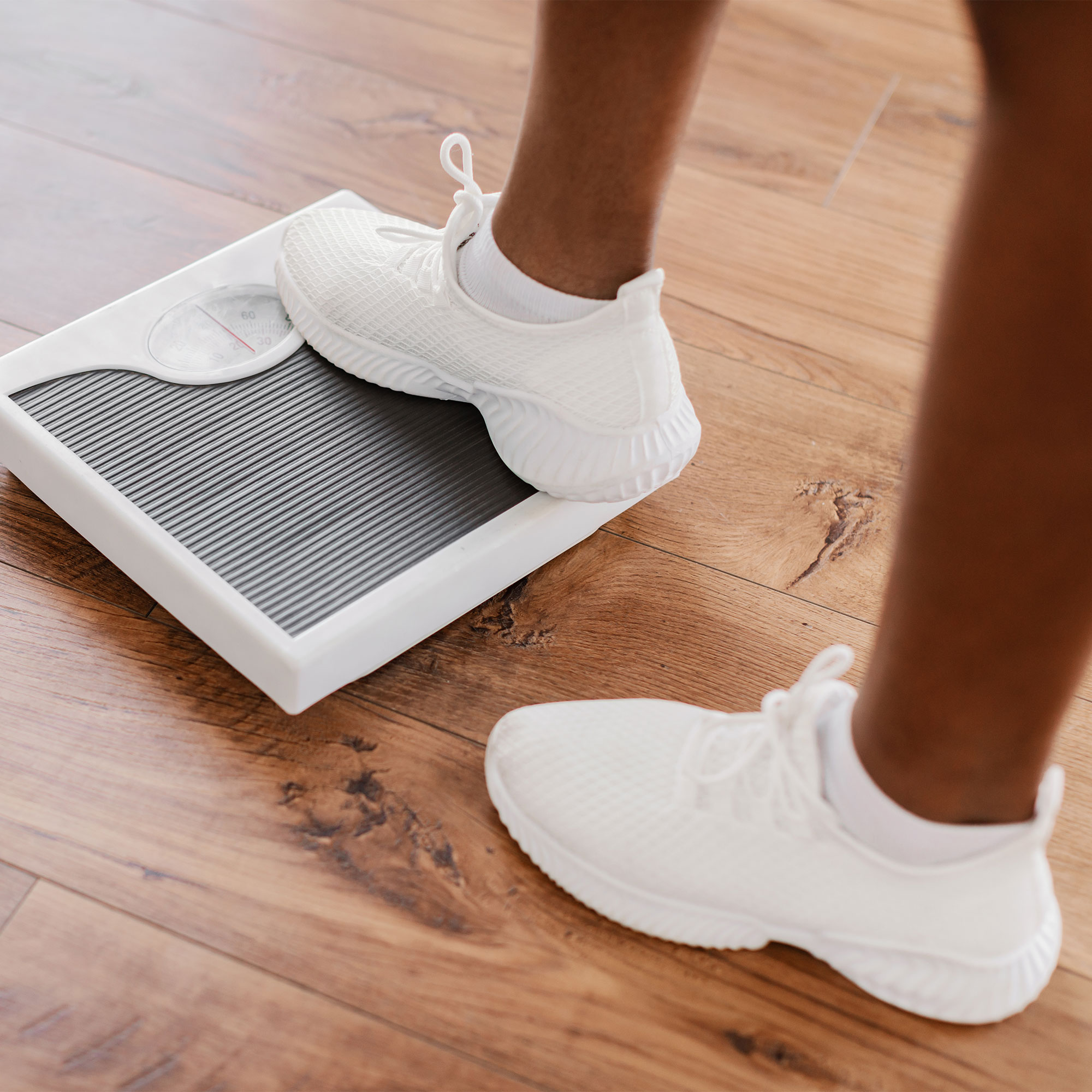 一个女人站在秤上