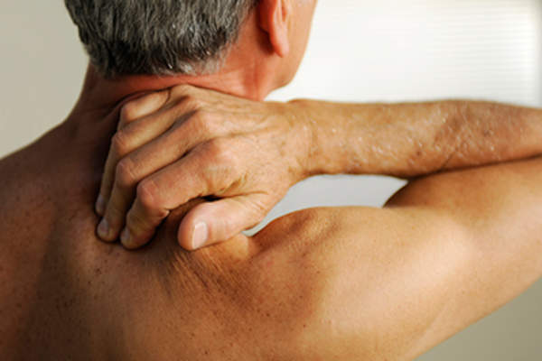 患有慢性颈痛的老年男性。