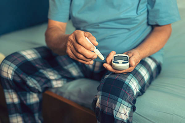 糖尿病人检查他的血糖水平。