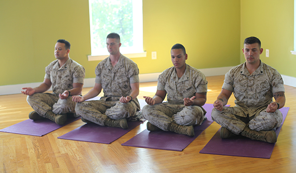 四海军陆战队打坐。