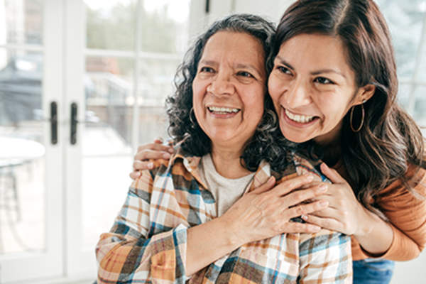 年长的母亲和女儿。