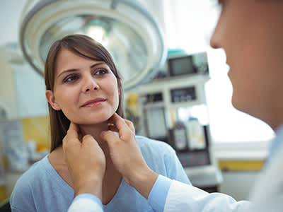 女人正从一个医生的甲状腺检查。