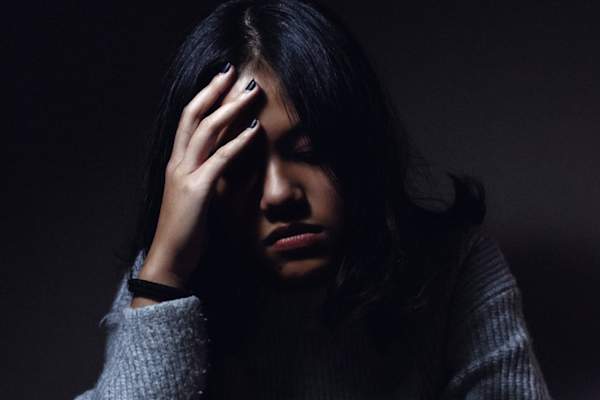 女人在痛苦感人头