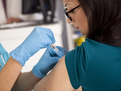 年轻女子在诊所得到流感疫苗。