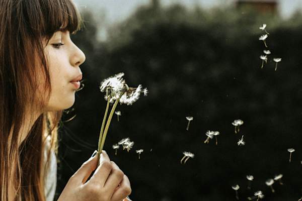 吹蒲公英的雀斑女人