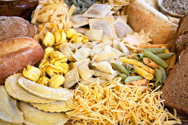 各种意大利面和面包的选择。