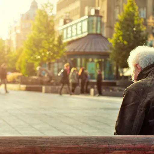 沮丧的老人独自坐在长凳上