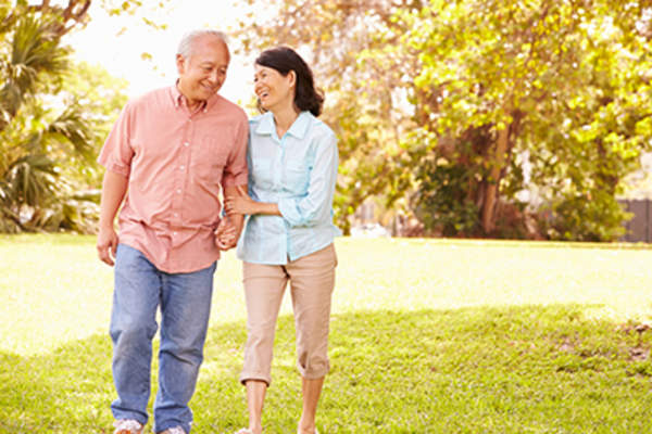 高级夫妇在公园散步。