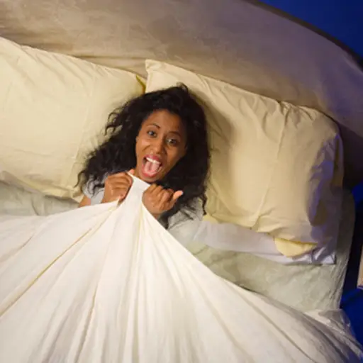 女人尖叫与夜间恐怖的形象