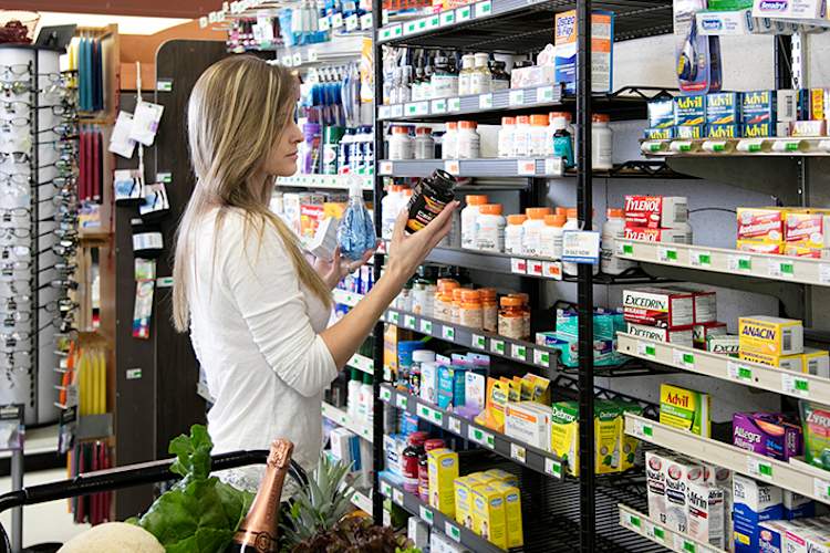 女人逛街买补品。