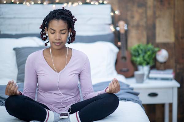 沉思的女孩在床上