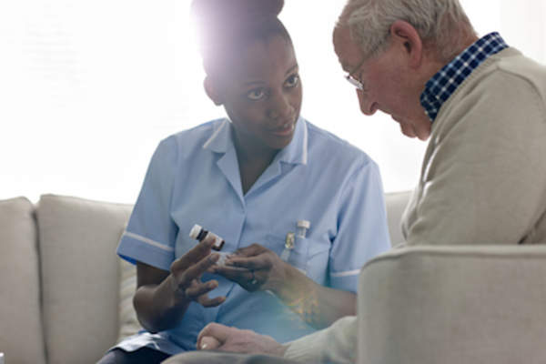 家庭护理护士向病人讲解新药物。