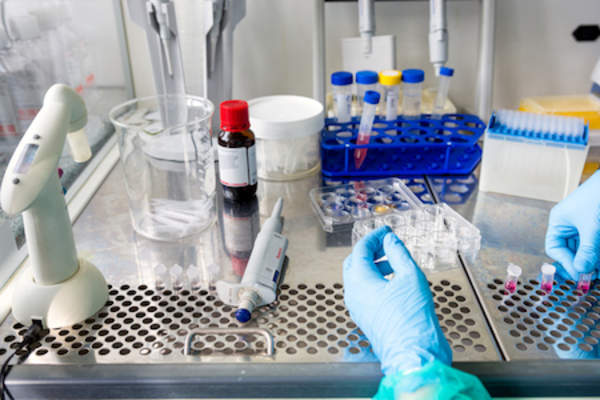 实验室技术员准备肿瘤样本进行测试。