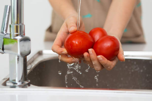 洗西红柿练习食物安全。