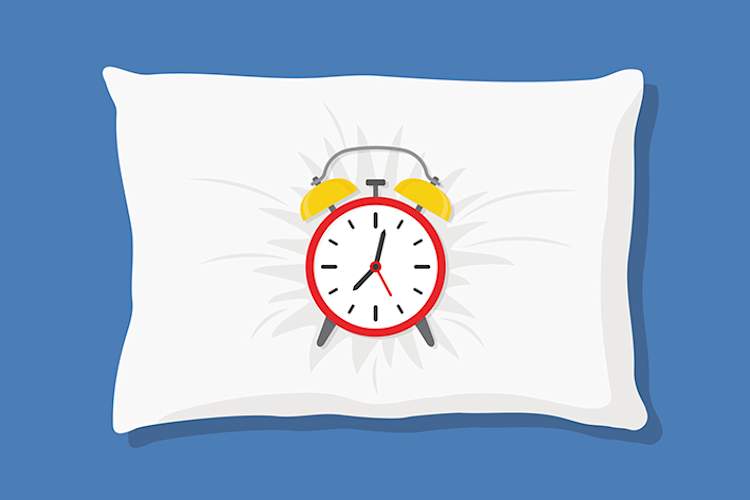 枕头上的闹钟。