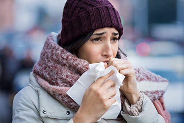 感冒的女人在户外。
