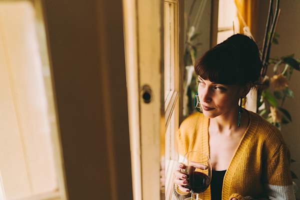 喝一杯酒的女人