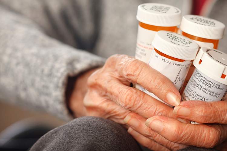 拿着药瓶的女人。