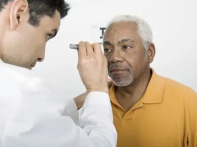 一位老人在做视力检查。