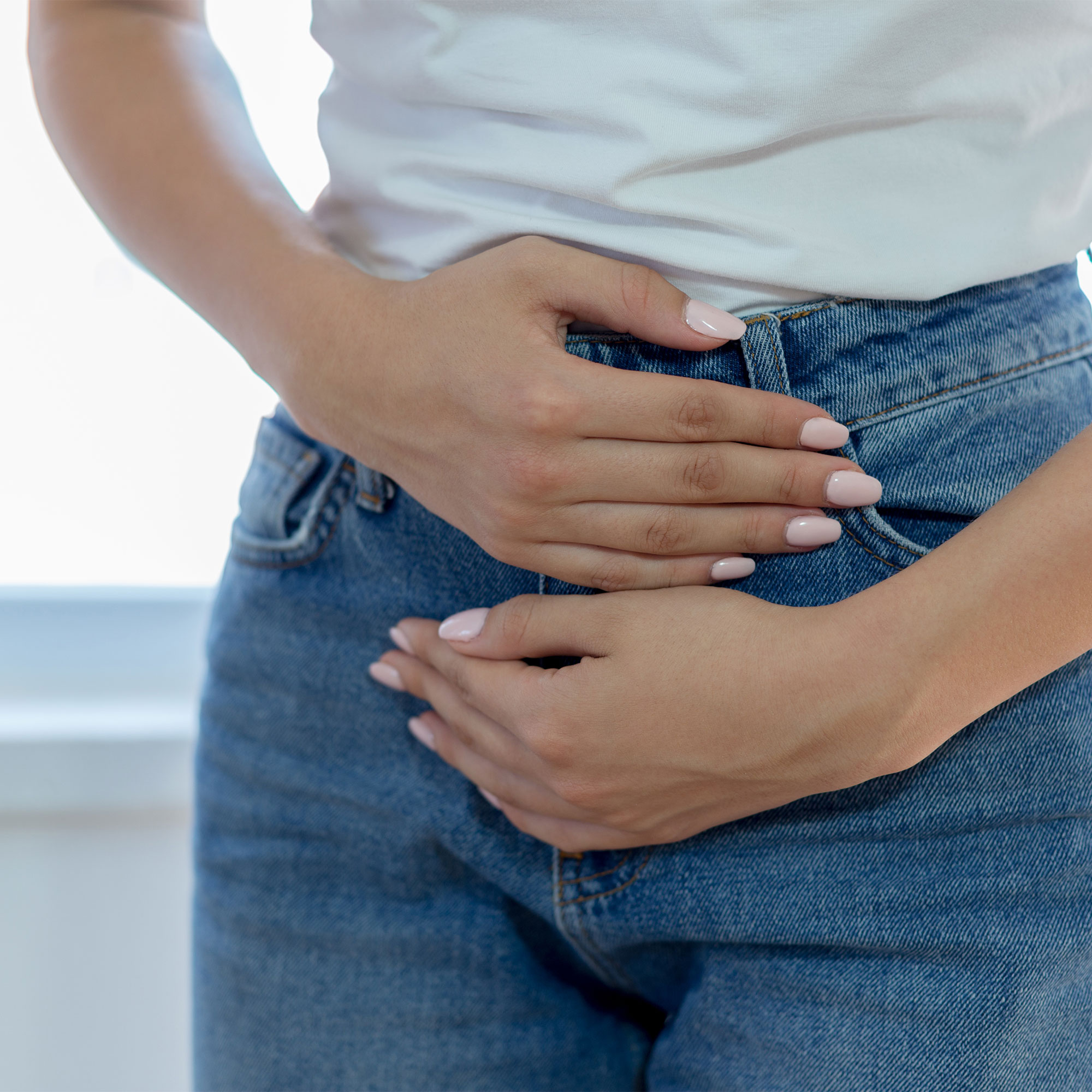 一个女人把手放在腹部上