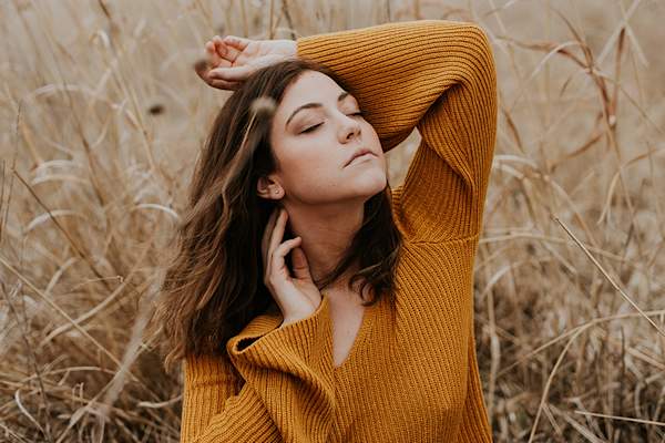 女子包裹在灯串