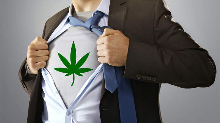 身穿t恤的男子支持大麻合法化。