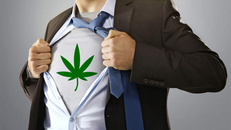 一名男子穿着一件t恤支持大麻合法化。