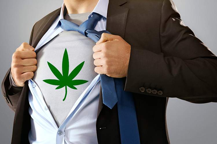 男子身穿T恤,以支持合法化锅。