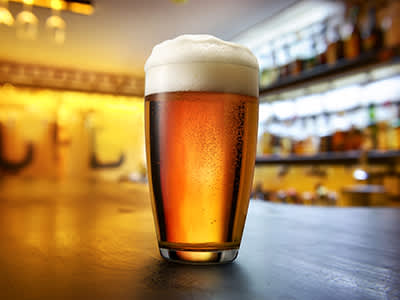 酒吧里的啤酒杯啤酒。