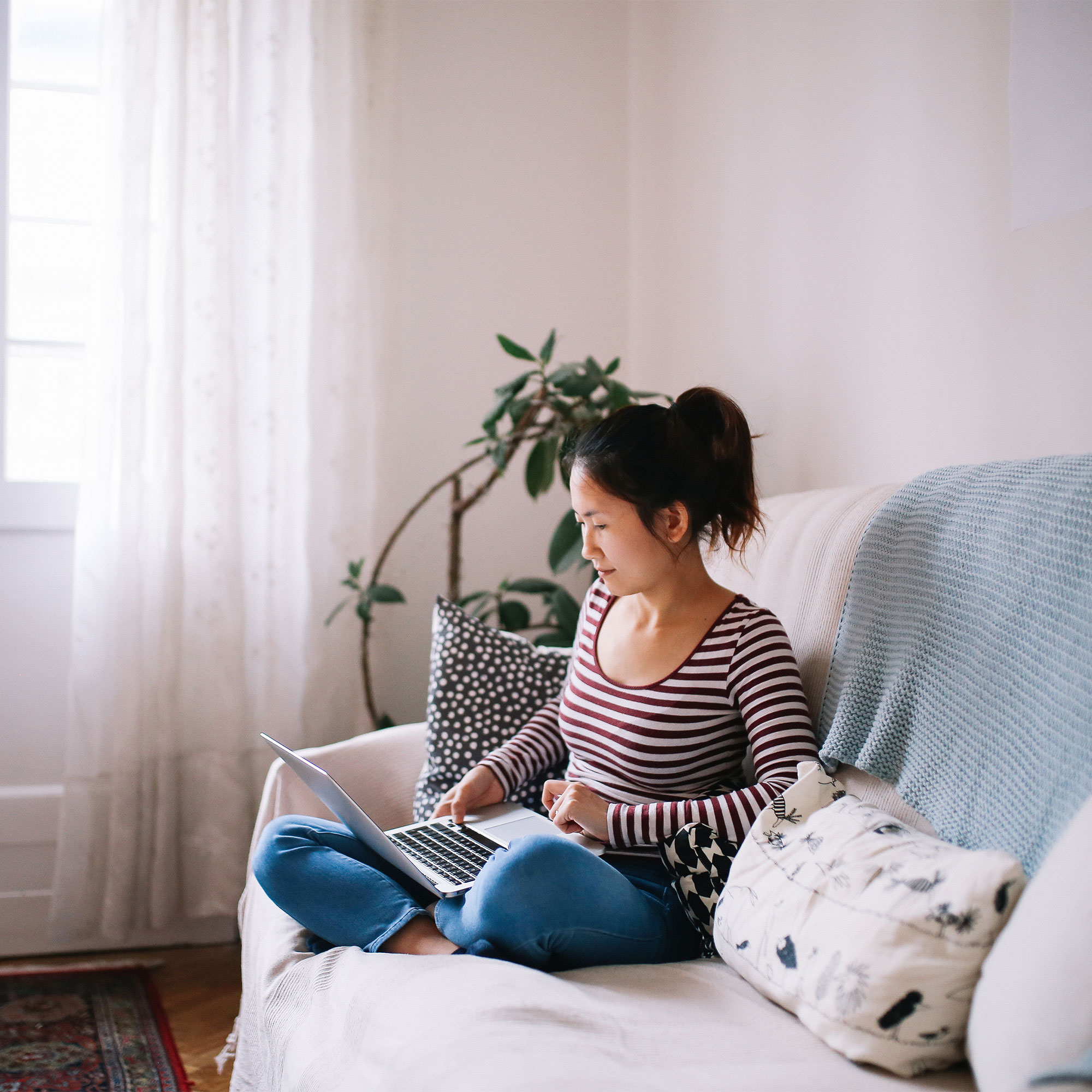 一个女人在家里看着她的电脑