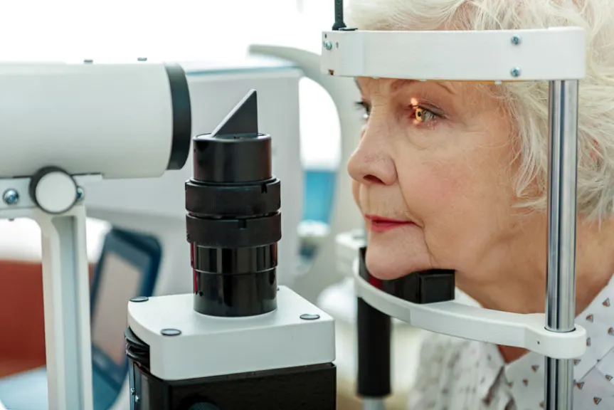 老年妇女做眼部扩张检查
