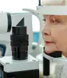 高级妇女扩张眼科检查
