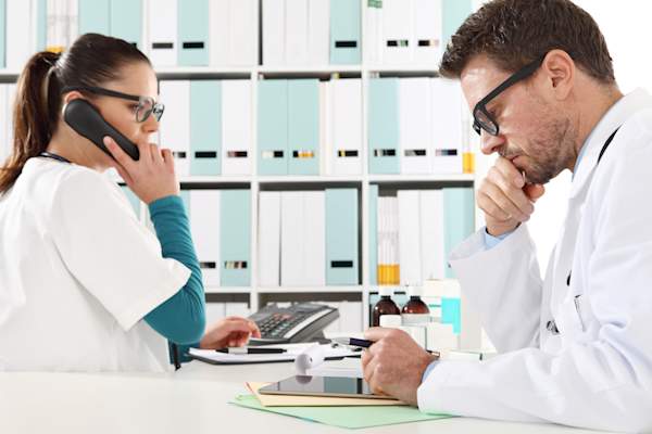 护士接听前台电话。