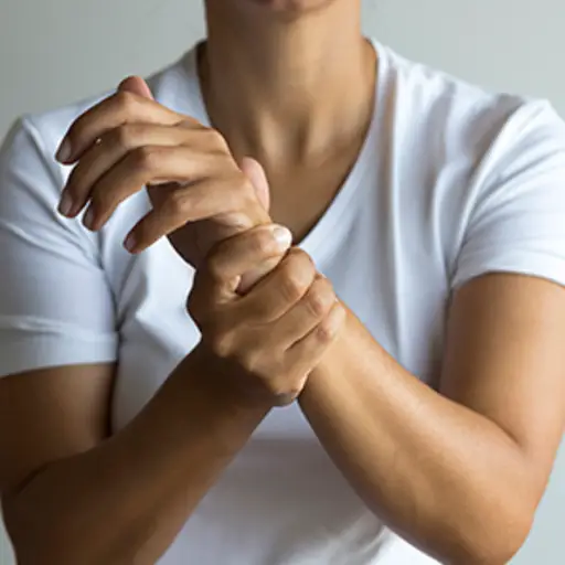 腕子疼痛的女人。