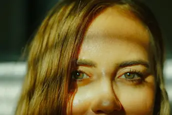 汗湿的女人的额头