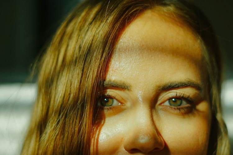 满身是汗的女人的额头