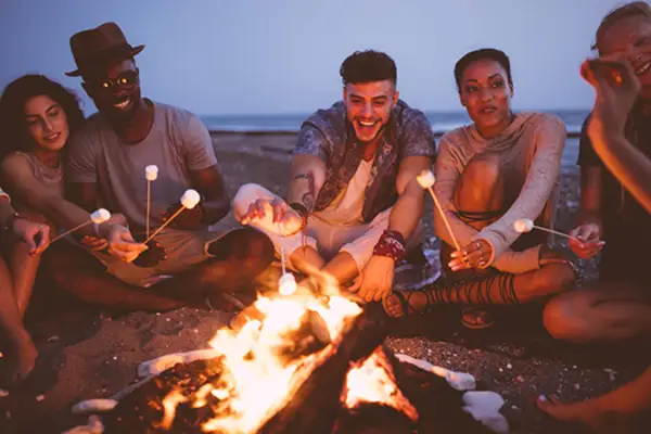 朋友在海滩敬酒棉花糖。