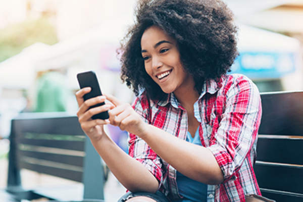 女人在路上用糖尿病追踪仪。