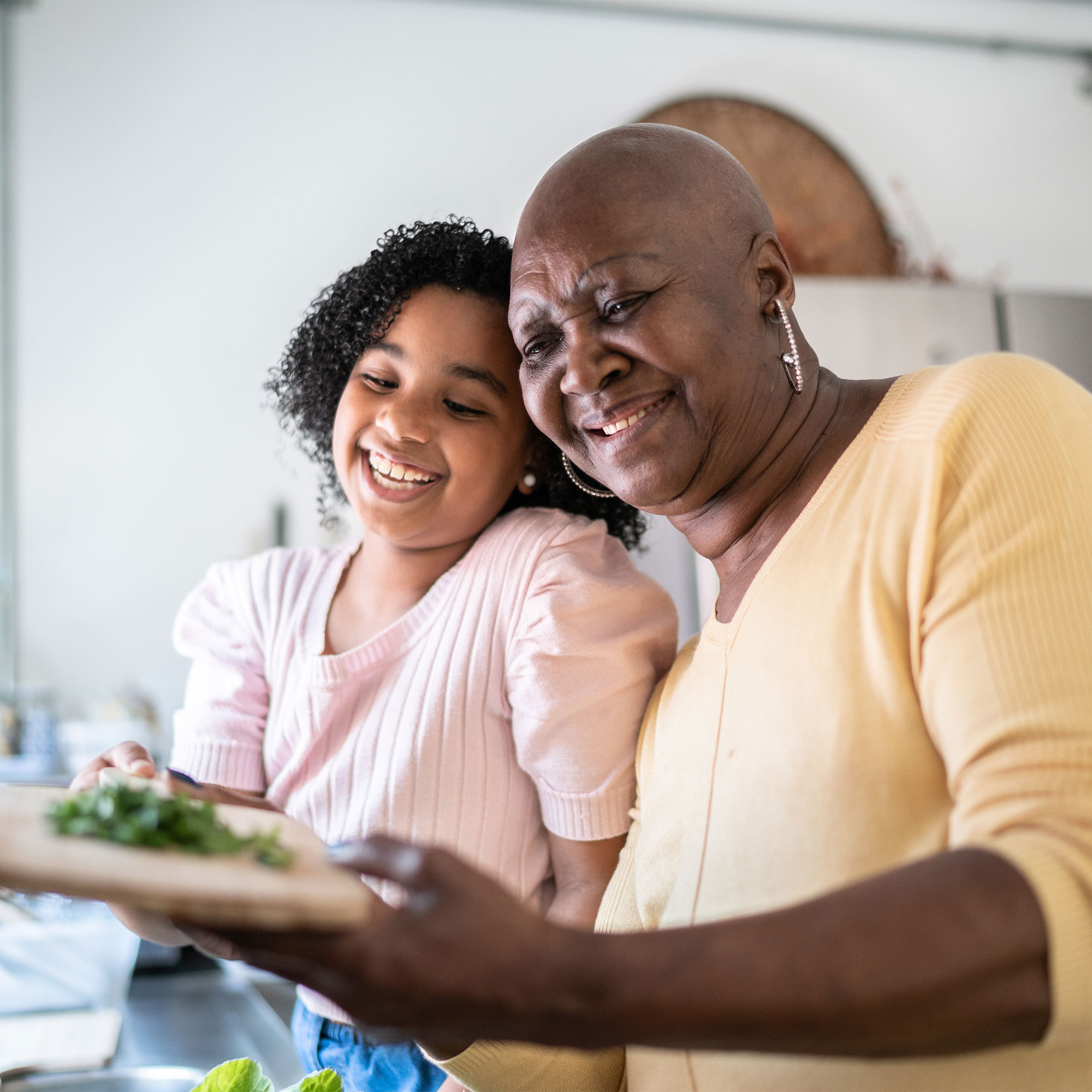 一个秃顶的女人和孩子一起做饭