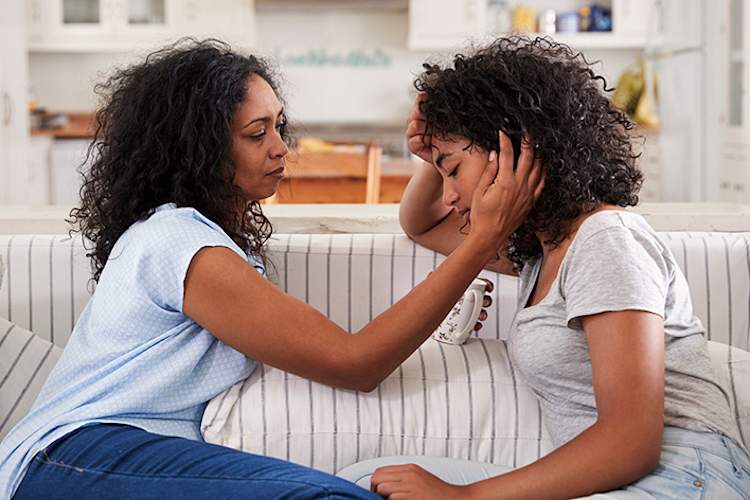 母亲安慰她的女儿。