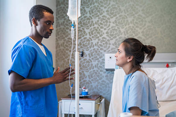 病人和她的外科医生谈话。