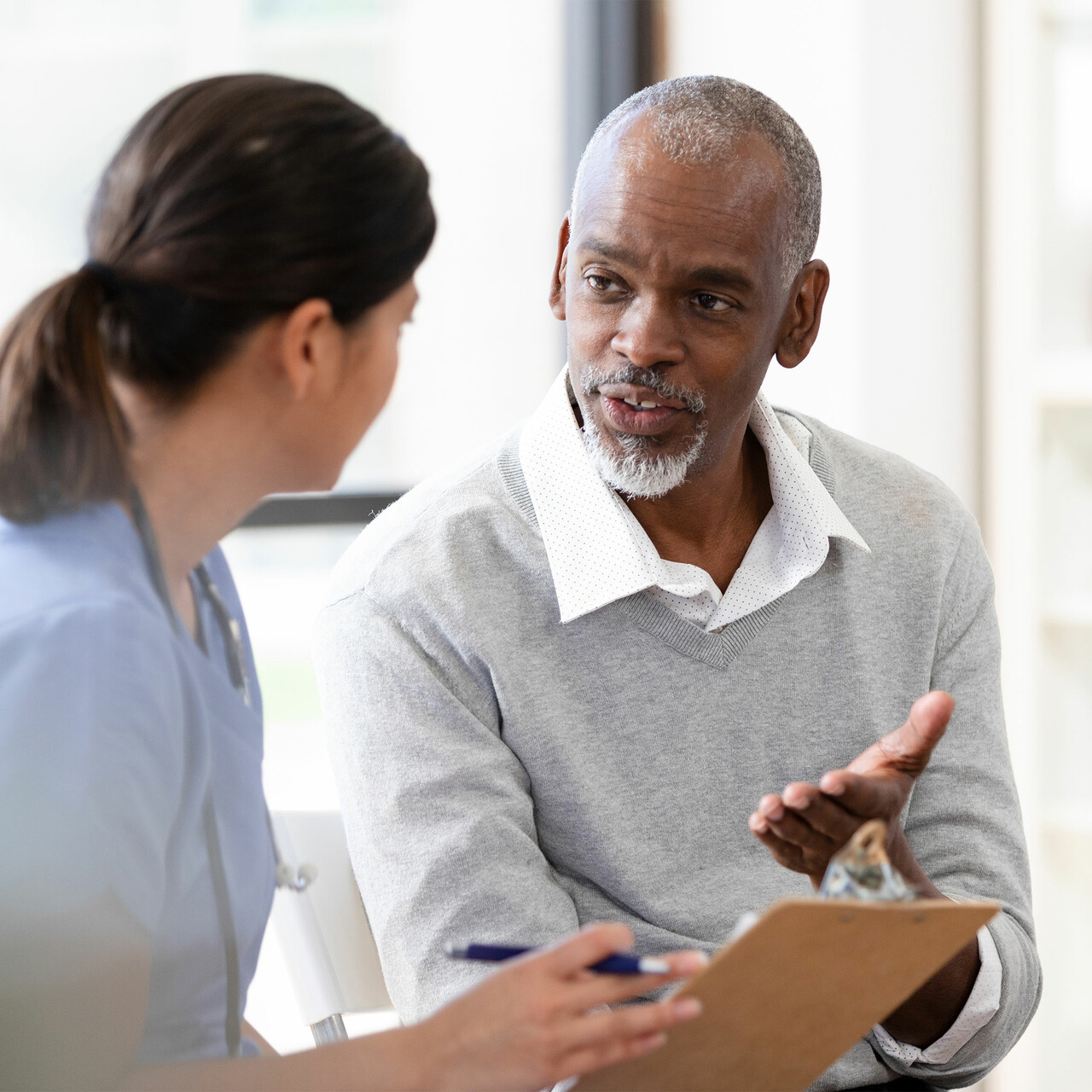 一位病人和他的医生谈话