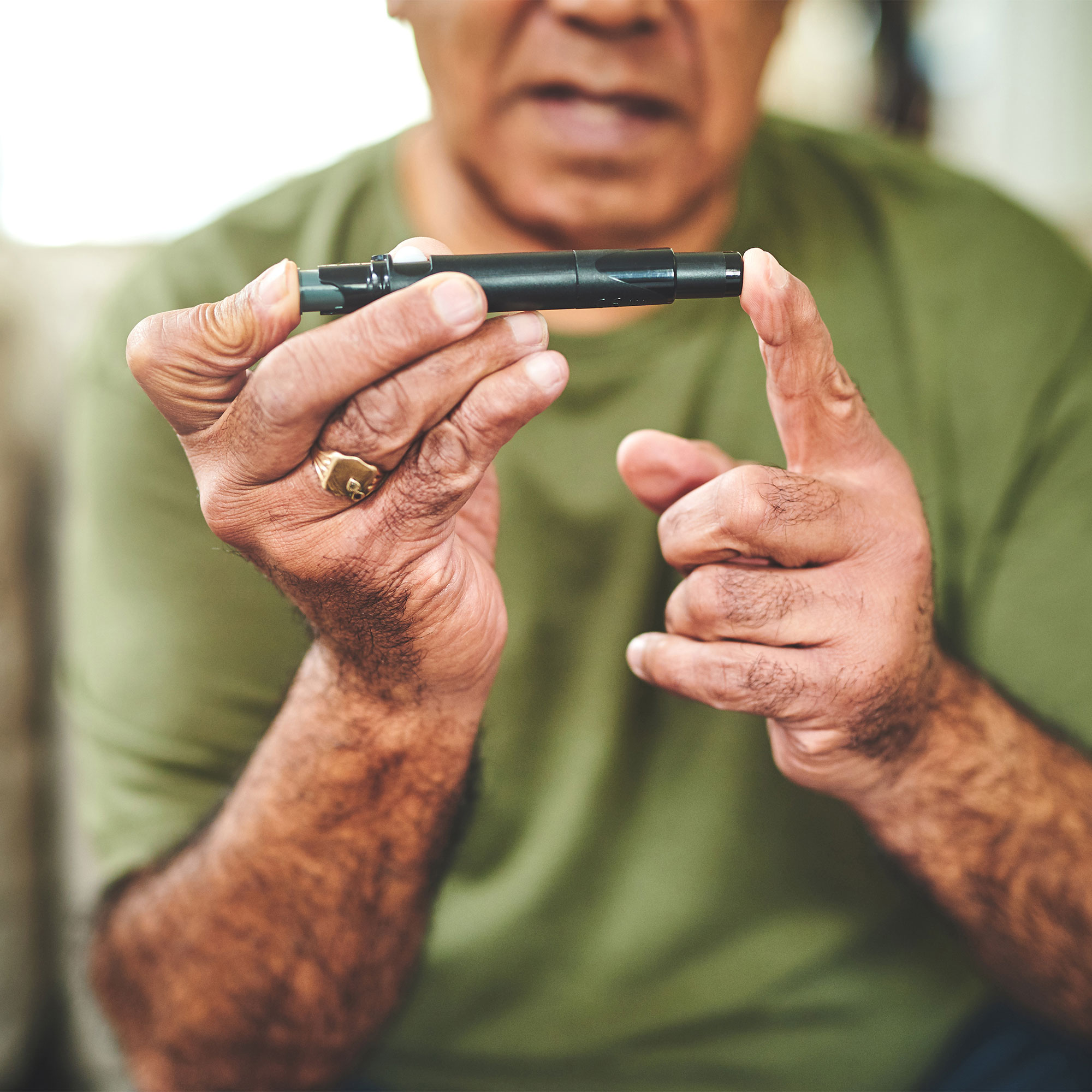 一个糖尿病患者检查他的血糖水平