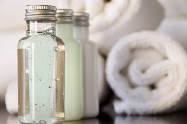 美容产品和白毛巾