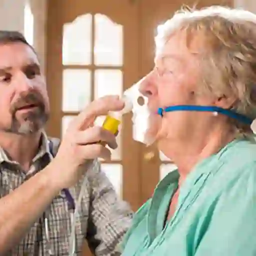 照顾者帮助高级氧气面罩。