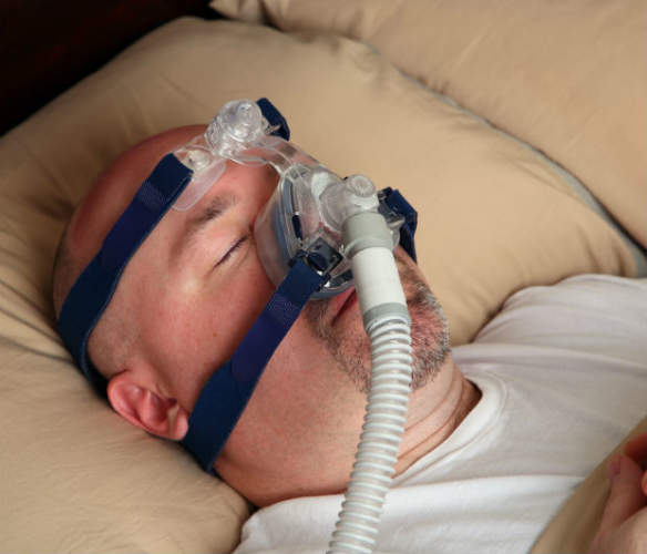人穿着CPAP呼吸机